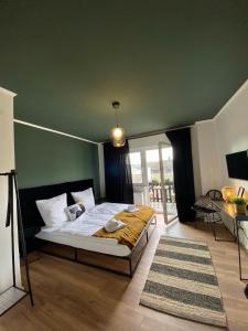 1 dormitorio con 1 cama con pared verde en Schlafen über der Whiskybar en Rüdesheim am Rhein