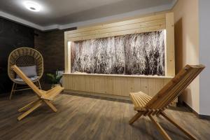 Pokój z 2 krzesłami i dużym oknem w obiekcie Hotel Łaziska w mieście Czchów