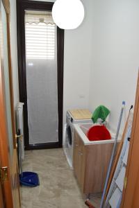 lavadero con lavadora y lavadora en Casa D'Amico, en Arnesano