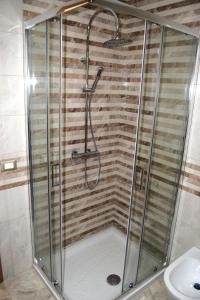 y baño con ducha y puerta de cristal. en Casa D'Amico, en Arnesano