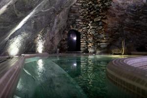 巴尔德艾德加拉思酒店的洞穴中有一滩水，洞口通向隧道