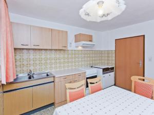 kuchnia ze zlewem i stołem z krzesłami w obiekcie Villa in Piller near Ski Bus & Lake w mieście Wenns