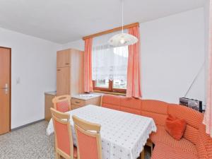 salon ze stołem i kanapą w obiekcie Villa in Piller near Ski Bus & Lake w mieście Wenns