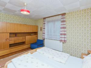Łóżko lub łóżka w pokoju w obiekcie Villa in Piller near Ski Bus & Lake