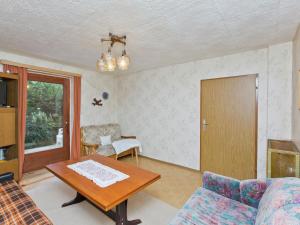 salon z kanapą i stołem w obiekcie Villa in Piller near Ski Bus & Lake w mieście Wenns