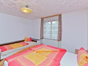 Łóżko lub łóżka w pokoju w obiekcie Villa in Piller near Ski Bus & Lake