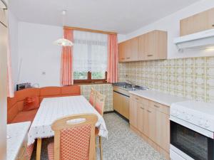 kuchnia ze stołem i kanapą w obiekcie Villa in Piller near Ski Bus & Lake w mieście Wenns +20 zdjęć