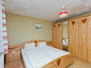 Łóżko lub łóżka w pokoju w obiekcie Villa in Piller near Ski Bus & Lake