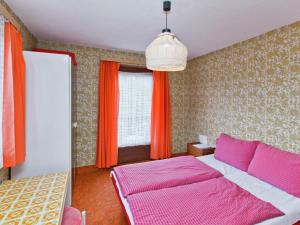 Łóżko lub łóżka w pokoju w obiekcie Villa in Piller near Ski Bus & Lake
