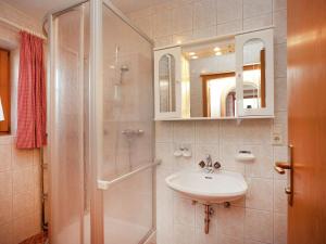 ein Bad mit einem Waschbecken und einer Dusche in der Unterkunft Apartment near Zillertal ski area in Rohrberg