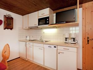 RohrbergにあるApartment near Zillertal ski areaの白いキャビネットとシンク付きのキッチン