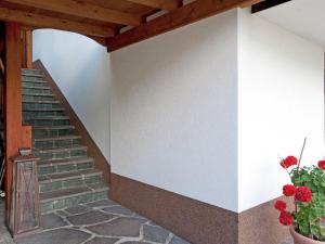 eine Treppe in einem Gebäude mit Topfpflanze in der Unterkunft Apartment near Zillertal ski area in Rohrberg