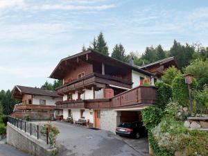 ein Haus mit einem davor geparkt in der Unterkunft Apartment near Zillertal ski area in Rohrberg