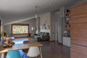a living room with a table and a couch at Vista Lago in San Savino
