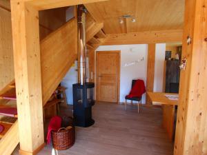 una habitación con estufa de leña en una cabaña en Chalet in Hohentauern Styria near ski area en Hohentauern