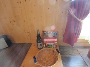 霍亨陶恩的住宿－Chalet in Hohentauern Styria near ski area，一瓶葡萄酒和一张桌子上的盒子