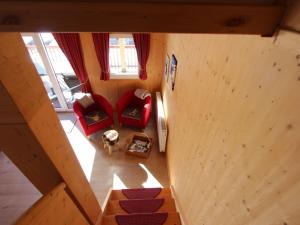 una vista aérea de una habitación con 2 sillas rojas en Chalet in Hohentauern Styria near ski area en Hohentauern