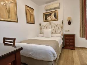 A bed or beds in a room at Hostal Rodri