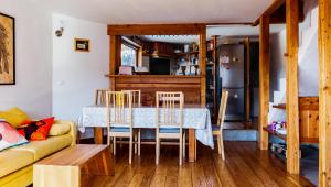 - une cuisine et une salle à manger avec une table et des chaises dans l'établissement Chalet panoramique, à Château-Ville-Vieille