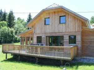 Stadl an der MurにあるChalet in Stadl an der Mur with saunaのポーチとデッキ付きのログホーム