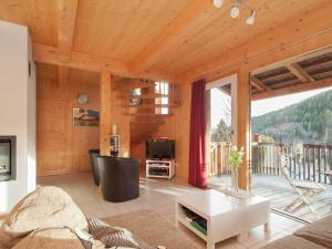 ein Wohnzimmer mit einem großen Fenster und einem TV in der Unterkunft Chalet in Styria near the ski area in Stadl an der Mur