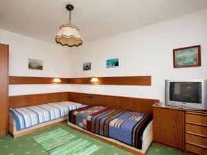 フューゲンにあるApartment in Hart im Zillertal with Garden Balcony Parkingのベッドルーム(ベッド2台、テレビ付)