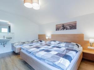 1 dormitorio con 1 cama grande y lavamanos en Beautiful Apartment in Salzburg with Balcony, en Bramberg am Wildkogel