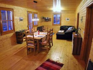 LiebenfelsにあるHoliday apartment in a wooden chalet in Liebenfels Carinthia near the ski areaのリビングルーム(テーブル、ソファ付)