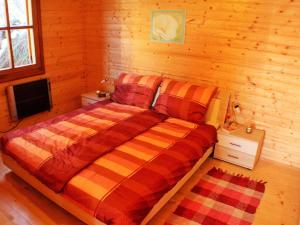 LiebenfelsにあるHoliday apartment in a wooden chalet in Liebenfels Carinthia near the ski areaのログキャビン内のベッドルーム1室
