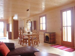 LiebenfelsにあるHoliday apartment in a wooden chalet in Liebenfels Carinthia near the ski areaのリビングルーム(テーブル、暖炉付)