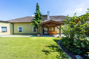 Vonkajšia záhrada v ubytovaní Apartmány Podyjí