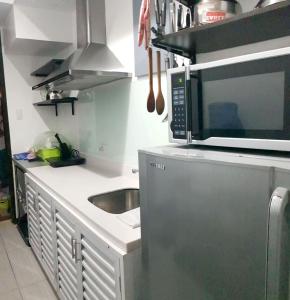 Beach condos at Pico de Loro Cove - Wi-Fi & Netflix, 42-50''TVs with Cignal cable, Uratex beds & pillows, equipped kitchen, balcony, parking - guest registration fee is not included的厨房或小厨房