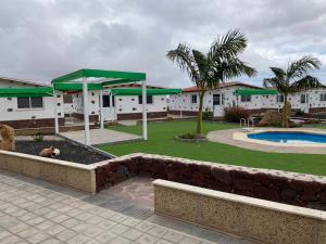 un complejo con piscina y parque infantil en Finca La Luz, en San Miguel de Abona
