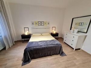 a bedroom with a bed and a dresser and a mirror at aria di mare in Sestri Levante