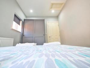 ein Schlafzimmer mit einem großen Bett in einem Zimmer in der Unterkunft Amazing 1 bed flat in lovely area in Birmingham