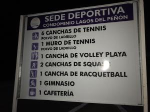 Tenis a/nebo squash v ubytování LAGOS DEL PEÑON nebo okolí