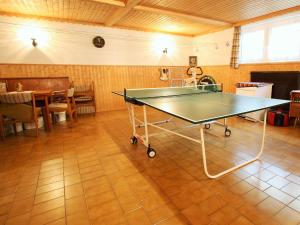 Stolní tenis v ubytování Apartment in Liebetig near Gerlitzen Ski Area nebo okolí