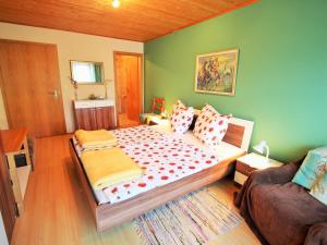 Postel nebo postele na pokoji v ubytování Apartment in Liebetig near Gerlitzen Ski Area