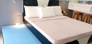 Beach condos at Pico de Loro Cove - Wi-Fi & Netflix, 42-50''TVs with Cignal cable, Uratex beds & pillows, equipped kitchen, balcony, parking - guest registration fee is not included客房内的一张或多张床位