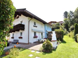 キルヒベルク・イン・チロルにあるApartment in Tirol with private gardenの白い家
