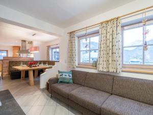 Ruang duduk di Tasteful Holiday Home in Hollersbach im Pinzgau with Garden