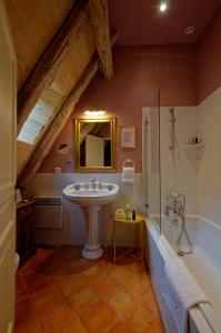 Un baño con lavabo, ducha y bañera. en La Tour de Cause, en Castelnaud La Chapelle 62 fotos más