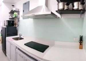 Beach condos at Pico de Loro Cove - Wi-Fi & Netflix, 42-50''TVs with Cignal cable, Uratex beds & pillows, equipped kitchen, balcony, parking - guest registration fee is not included的厨房或小厨房