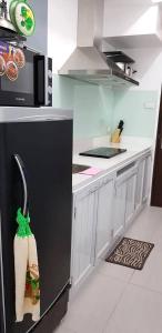 Beach condos at Pico de Loro Cove - Wi-Fi & Netflix, 42-50''TVs with Cignal cable, Uratex beds & pillows, equipped kitchen, balcony, parking - guest registration fee is not included的厨房或小厨房
