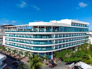 um grande edifício branco com muitas janelas em Aquamare Hotel em San Andrés