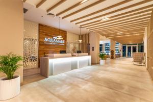 Lobby o reception area sa Aquamare Hotel