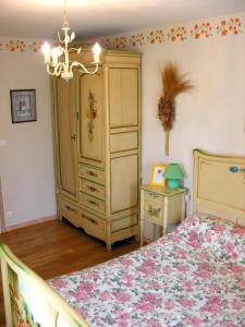 1 dormitorio con 1 cama y vestidor en Autrefois La Modiste, en Saint-Clar