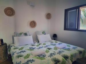 - une chambre avec un lit et une couette bleue et blanche dans l'établissement Casas Blancas - Suite 2, à Tasartico