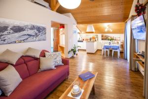 ein Wohnzimmer mit einem Sofa und einem Tisch in der Unterkunft Apartments Chalet Wirz Travel in Sarnen