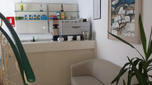 ein Zimmer mit Kaffeemaschine und Stuhl in der Unterkunft Hotel Del Capitano in Ponza